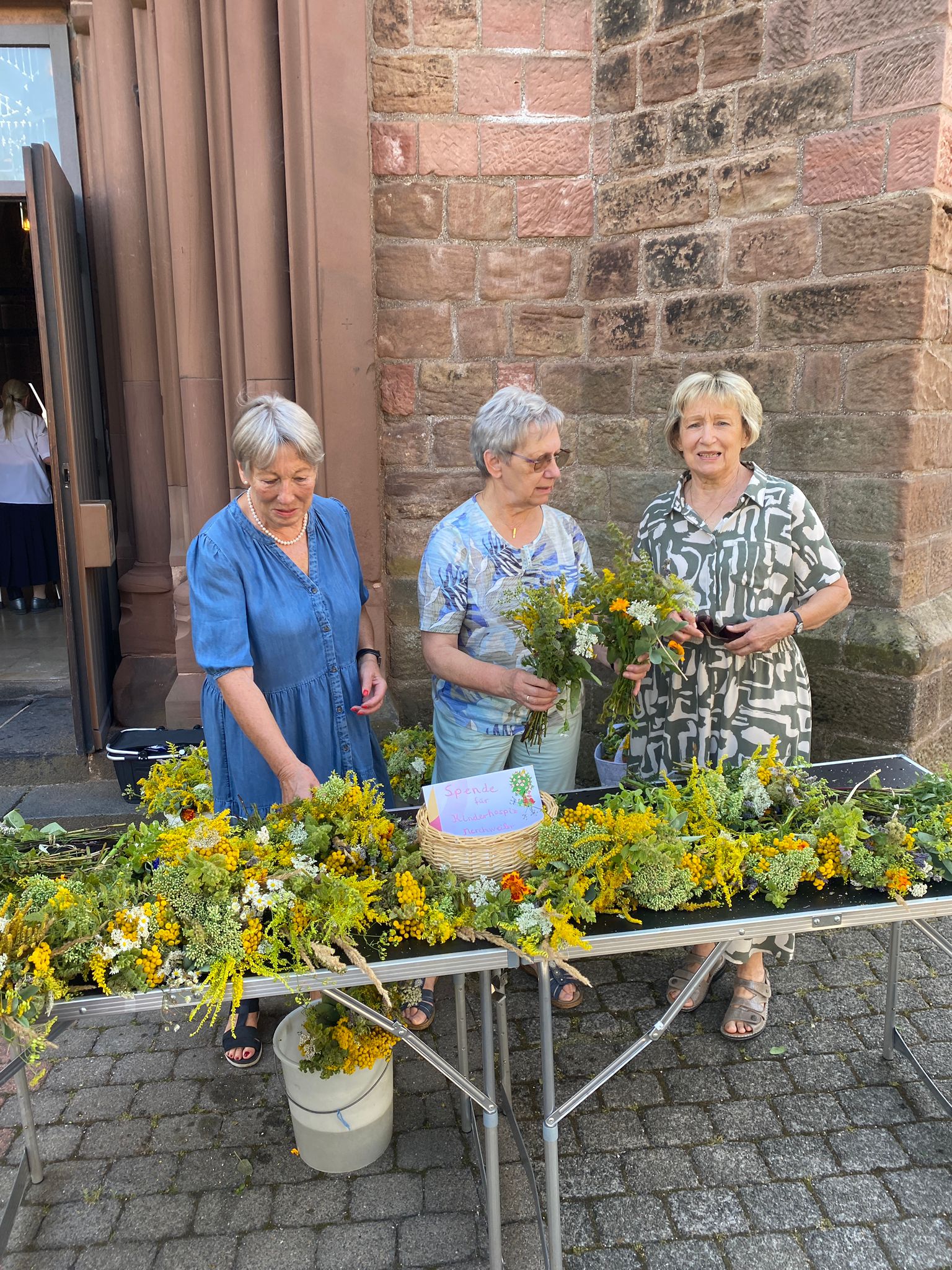 kfd-Frauen verteilen Kräutersträuße an die GottesdienstbesucherInnen